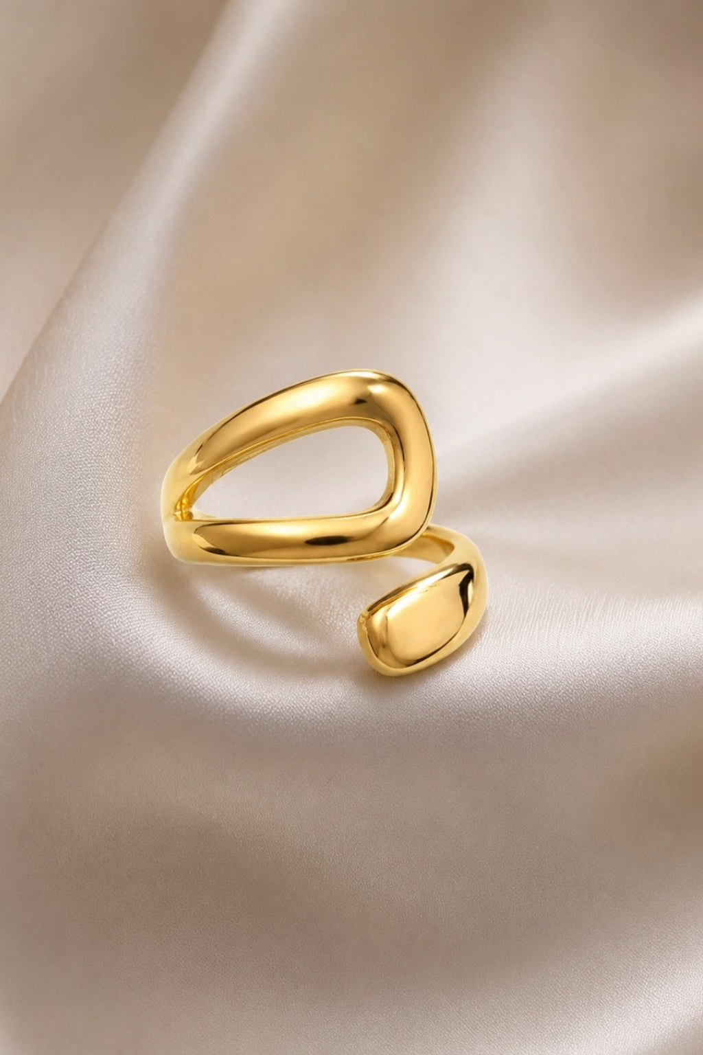 Ovala Ring