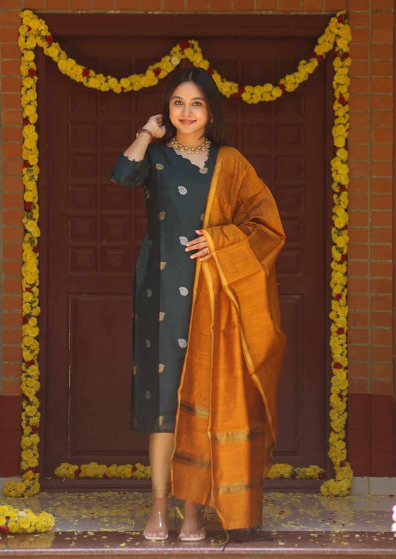 Neel Saaz Top & Dupatta Set