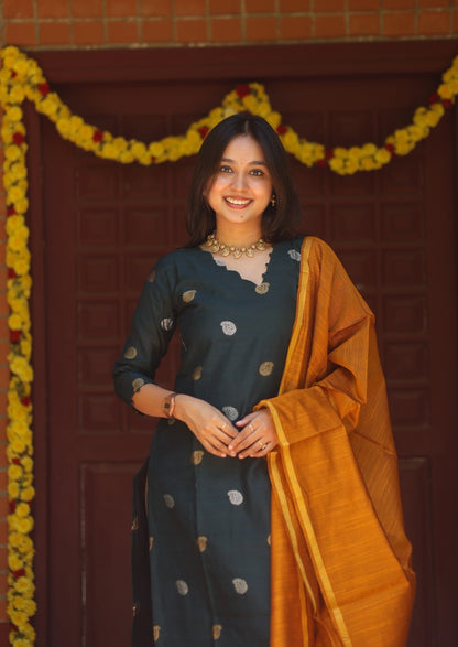 Neel Saaz Top & Dupatta Set