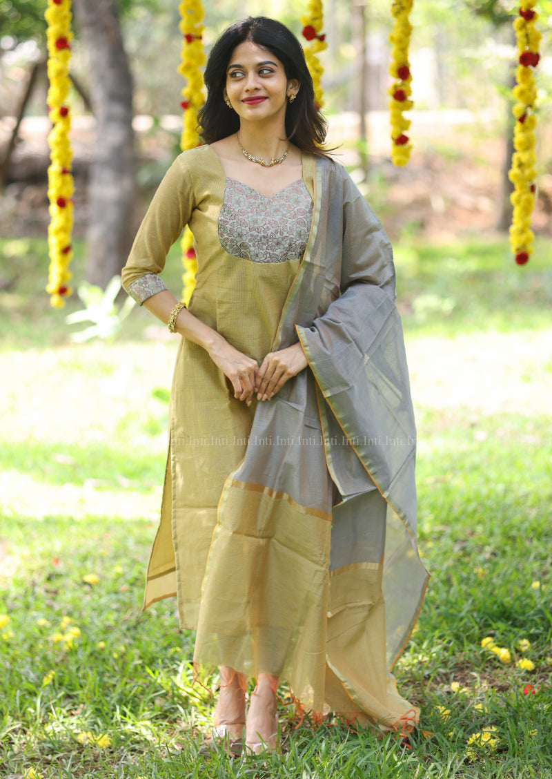 Quite Grace Top & Dupatta Set