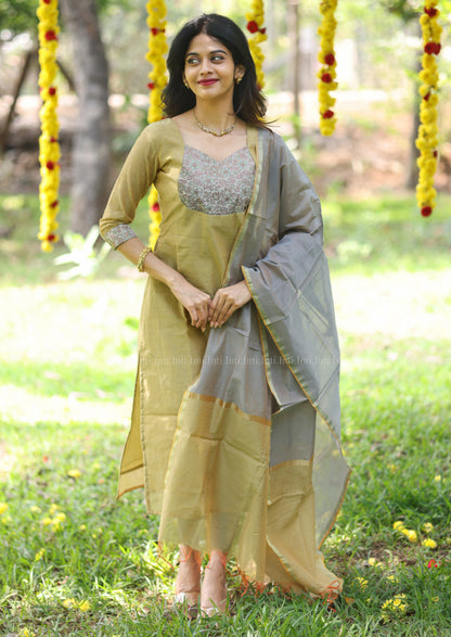 Quite Grace Top & Dupatta Set