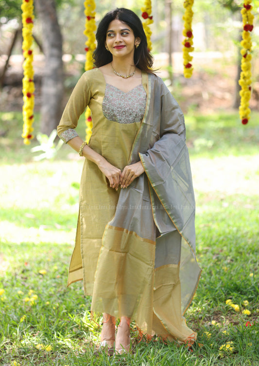 Quite Grace Top & Dupatta Set