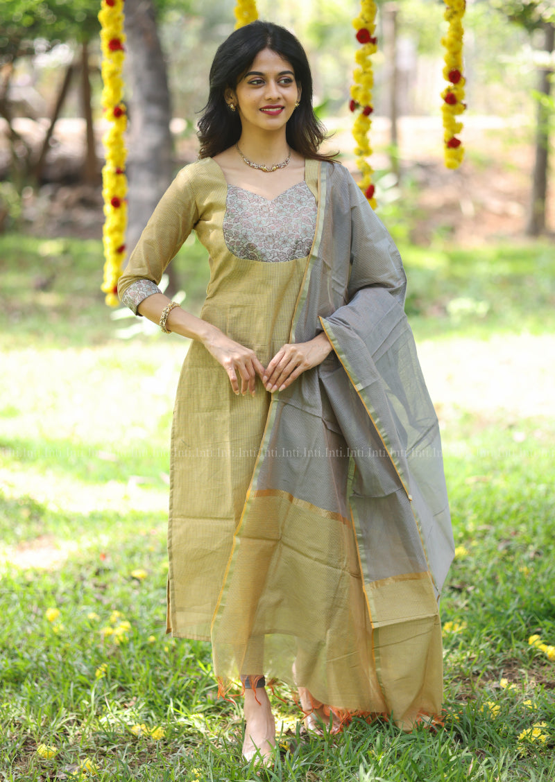 Quite Grace Top & Dupatta Set