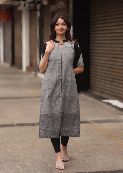 Yestin Vale Kurti